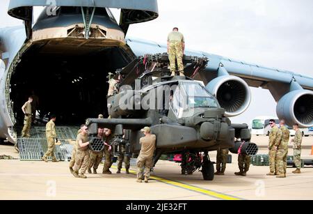 US-Soldaten des Angriffs-Aufklärungsbataillons 1., 1-211. Aviation Regiment, Utah Army National Guard, entladen am 20. Juni 2022 einen AH-64D Apache-Hubschrauber auf dem Internationalen Flughafen Agadir Al-Massira, Marokko. AL22 ist die größte, führende, gemeinsame, kombinierte jährliche Übung des US Africa Command, die vom 6. Bis 30. Juni von Marokko, Ghana, Senegal und Tunesien veranstaltet wird. Mehr als 7.500 Teilnehmer aus 28 Nationen und der NATO trainieren zusammen mit dem Fokus auf die Verbesserung der Bereitschaft für US- und Partnernationskräfte. AL22 ist eine gemeinsame, umfassende, mehrkomponentige und multinationale Übung, bei der eine vollständige Palette von Mitarbeitern eingesetzt wird Stockfoto