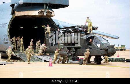 US-Soldaten des Angriffs-Aufklärungsbataillons 1., 1-211. Aviation Regiment, Utah Army National Guard, entladen am 20. Juni 2022 einen AH-64D Apache-Hubschrauber auf dem Internationalen Flughafen Agadir Al-Massira, Marokko. AL22 ist die größte, führende, gemeinsame, kombinierte jährliche Übung des US Africa Command, die vom 6. Bis 30. Juni von Marokko, Ghana, Senegal und Tunesien veranstaltet wird. Mehr als 7.500 Teilnehmer aus 28 Nationen und der NATO trainieren zusammen mit dem Fokus auf die Verbesserung der Bereitschaft für US- und Partnernationskräfte. AL22 ist eine gemeinsame, umfassende, mehrkomponentige und multinationale Übung, bei der eine vollständige Palette von Mitarbeitern eingesetzt wird Stockfoto