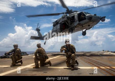 PHILIPPINISCHE SEEFAHRER (10. Juni 2022), die der Explosive Ordnance Disposal Mobile Unit (EODMU) 3 zugewiesen wurden, sichern das Flugdeck des Lenkflugzeugzerstörers USS Dewey (DDG 105) der Arleigh Burke-Klasse während eines Hubschrauberbesuchs, einer Bord-, Such- und Beschlagnahmungsübung (HVBSS) in Verbindung mit dem Flugzeugträger USS Abraham Lincoln der Nimitz-Klasse (CVN 72). Die Abraham Lincoln Strike Group befindet sich im geplanten Einsatzgebiet der US-Flotte für 7., um die Interoperabilität durch Allianzen und Partnerschaften zu verbessern und gleichzeitig als ready-response Force zur Unterstützung eines freien und offenen Indo-Pacific-Regs zu dienen Stockfoto