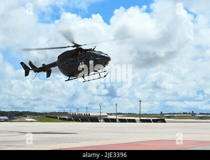 Ein Hubschrauber der Guam National Guard Lokota landet auf dem Luftwaffenstützpunkt Andersen, Guam, 22. Juni 2022. Während seines Besuchs überreichte der US Air Force LT. General Marc Saseville, Vizechef des National Guard Bureau, während einer Zeremonie der Guam Army National Guard eine Auszeichnung für ihre COVID-19-Reaktion, besichtigte die Insel und diskutierte über den aktuellen Einsatzplan und die Auswirkungen auf Guam. (USA Luftwaffe Foto von Airman 1. Klasse Lauren Clevenger) Stockfoto