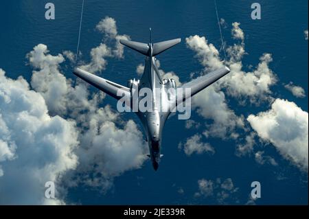 Ein B-1B Lancer, der 34. Expeditionary Bomb Squadron zugewiesen wurde, fliegt während einer Bomber Task Force Mission am 20. Juni 2022 über den Pazifischen Ozean. Missionen der Bomber Task Force bieten die Möglichkeit, gemeinsam mit unseren Verbündeten und Partnern zu trainieren, um Interoperabilität aufzubauen und unsere kollektive Fähigkeit zu stärken, einen freien und offenen Indo-Pazifik-Raum zu unterstützen. (USA Luftwaffe Foto von Master Sgt. Nicholikpriester) Stockfoto