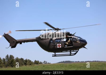 Soldaten, die Delta Company, 1. Bataillon, 112. Aviation Regiment, North Dakota Army National Guard, zugewiesen wurden, starten, um an einer Trainingsübung während der Golden Coyote Trainingsübung in Camp Rapid, South Dakota, 16. Juni 2022, teilnehmen zu können. Golden Coyote ist eine dreiphasige, szenariogesteuerte Trainingsübung, die in den Black Hills von South Dakota und Wyoming durchgeführt wird und es den Kommandeuren ermöglicht, sich auf missionskritische Aufgabenanforderungen, Kriegeraufgaben und Kampfübungen zu konzentrieren. (USA Armee-Video von Pvt. Joanna Whittaker) Stockfoto