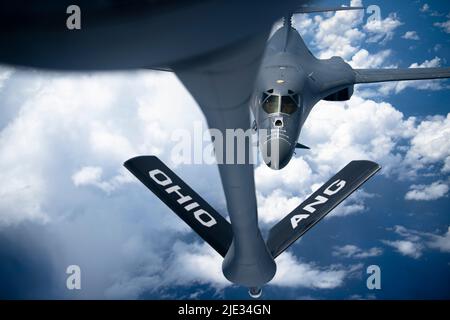 Ein US Air Force B-1B Lancer, der an das Expeditionary Bomb Squadron 34., Ellsworth Air Force Base, South Dakota, angeschlossen ist, bereitet sich darauf vor, nach dem Start vom Andersen Air Force Base, Guam, 12. Juni 2022, Kraftstoff von der Ohio Air National Guard’s KC-135 über dem Pazifischen Ozean zu erhalten. Missionen der Bomber Task Force tragen zur gemeinsamen Gewaltletalität bei und verhindern Aggressionen im Indo-Pazifik-Raum, indem sie die Fähigkeit der US-Luftwaffe demonstrieren, jederzeit und überall auf der Welt zur Unterstützung der Nationalen Verteidigungsstrategie zu operieren. (USA Air Force Photo von Tech. Sgt. Chris Hibben) Stockfoto