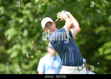 Freitag, 24. Juni 2022: Rory McIlroy folgt seinem Abschlag auf das 12.-Loch während der zweiten Runde der Travelers Golf Championship im TPC River Highlands in Cromwell, Connecticut. Gregory Vasil/CSM Stockfoto