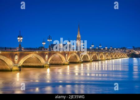 Foto der Pierre-Brücke in Bordeaux zur Blauen Stunde Stockfoto