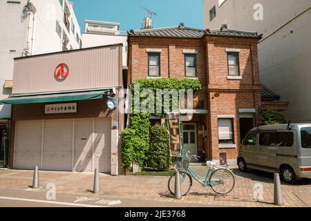 Matsuyama, Japan - 22. April 2019 : Einkaufsstraße, altes Café Stockfoto