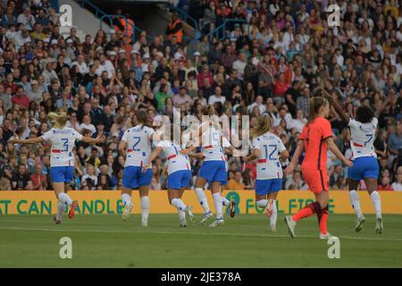 Leeds, Großbritannien. 24.. Juni 2022. LEEDS, GROSSBRITANNIEN. JUN 24. Netherlands Spieler feiern mit Lieke Martens, als sie Niederlande 1-0 während des Internationalen Freundschaftsspiels zwischen England Women und den Niederlanden in der Elland Road, Leeds am Freitag, dem 24.. Juni 2022, aufstellt. (Kredit: Scott Llewellyn | MI Nachrichten) Kredit: MI Nachrichten & Sport /Alamy Live Nachrichten Stockfoto