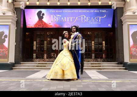 IN diesem Sommer KOMMT DAS VERZAUBERTESTE MUSICAL ALLER ZEITEN nach London London Palladium Limited Season angekündigt vom 24. Juni 2022 Courtney Stapleton und Shaq Taylor spielen die kultigen Rollen von Belle und ihrem Beast spektakuläre neue Designs und modernste Technologie verschmelzen mit der klassischen Geschichte und bringen die geliebte Geschichte zu neuem Leben legendäre Songs wie Belle, Seien Sie unser Gast und Schönheit und das Biest.die Aufführungen beginnen am Freitag, den 24. Juni 2022, für eine streng begrenzte Saison bis Samstag, den 17. September im Londoner Palladium. Stockfoto