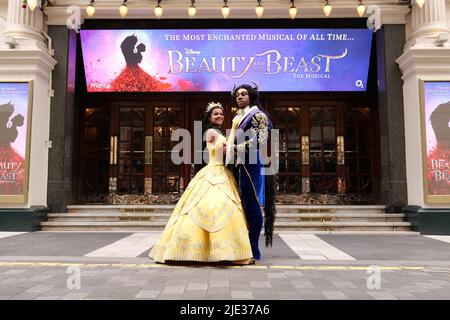 IN diesem Sommer KOMMT DAS VERZAUBERTESTE MUSICAL ALLER ZEITEN nach London London Palladium Limited Season angekündigt vom 24. Juni 2022 Courtney Stapleton und Shaq Taylor spielen die kultigen Rollen von Belle und ihrem Beast spektakuläre neue Designs und modernste Technologie verschmelzen mit der klassischen Geschichte und bringen die geliebte Geschichte zu neuem Leben legendäre Songs wie Belle, Seien Sie unser Gast und Schönheit und das Biest.die Aufführungen beginnen am Freitag, den 24. Juni 2022, für eine streng begrenzte Saison bis Samstag, den 17. September im Londoner Palladium. Stockfoto