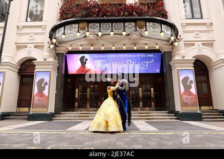 IN diesem Sommer KOMMT DAS VERZAUBERTESTE MUSICAL ALLER ZEITEN nach London London Palladium Limited Season angekündigt vom 24. Juni 2022 Courtney Stapleton und Shaq Taylor spielen die kultigen Rollen von Belle und ihrem Beast spektakuläre neue Designs und modernste Technologie verschmelzen mit der klassischen Geschichte und bringen die geliebte Geschichte zu neuem Leben legendäre Songs wie Belle, Seien Sie unser Gast und Schönheit und das Biest.die Aufführungen beginnen am Freitag, den 24. Juni 2022, für eine streng begrenzte Saison bis Samstag, den 17. September im Londoner Palladium. Stockfoto