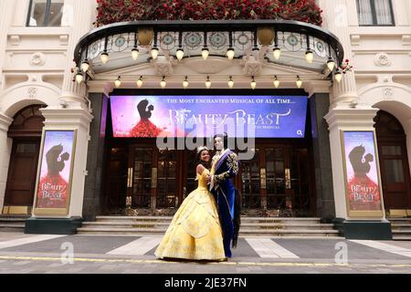 IN diesem Sommer KOMMT DAS VERZAUBERTESTE MUSICAL ALLER ZEITEN nach London London Palladium Limited Season angekündigt vom 24. Juni 2022 Courtney Stapleton und Shaq Taylor spielen die kultigen Rollen von Belle und ihrem Beast spektakuläre neue Designs und modernste Technologie verschmelzen mit der klassischen Geschichte und bringen die geliebte Geschichte zu neuem Leben legendäre Songs wie Belle, Seien Sie unser Gast und Schönheit und das Biest.die Aufführungen beginnen am Freitag, den 24. Juni 2022, für eine streng begrenzte Saison bis Samstag, den 17. September im Londoner Palladium. Stockfoto