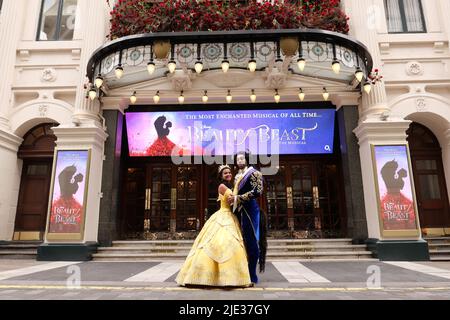 IN diesem Sommer KOMMT DAS VERZAUBERTESTE MUSICAL ALLER ZEITEN nach London London Palladium Limited Season angekündigt vom 24. Juni 2022 Courtney Stapleton und Shaq Taylor spielen die kultigen Rollen von Belle und ihrem Beast spektakuläre neue Designs und modernste Technologie verschmelzen mit der klassischen Geschichte und bringen die geliebte Geschichte zu neuem Leben legendäre Songs wie Belle, Seien Sie unser Gast und Schönheit und das Biest.die Aufführungen beginnen am Freitag, den 24. Juni 2022, für eine streng begrenzte Saison bis Samstag, den 17. September im Londoner Palladium. Stockfoto