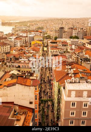 Buyuk Hendek Straße im Beyoglu Bezirk. Stadt Istanbul, Türkei. Blick vom Galata Tower Stockfoto