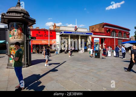 South Kensington Underground, London, Großbritannien; die große piazza vor der U-Bahn-Station an einem sonnigen Sommertag Stockfoto