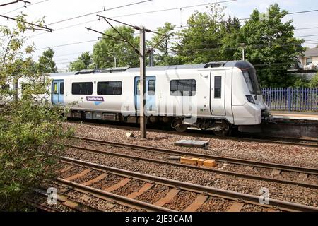 Ein Great Western-Zug fährt am Bahnhof Hornsey vorbei. Mehr als 50.000 Mitglieder der RMT (Rail, Maritime and Transport) streiken beim größten Streikausstand seit 30 Jahren in Folge über unbefriedigende Löhne, staatliche Kürzungen und Arbeitsbedingungen. Stockfoto