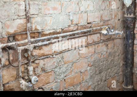 Alte Rostige Wasserleitungen Und Abwasserleitungen In Einem Alten Gebäude Freigelegt Stockfoto