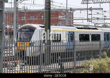 Ein Great Western-Zug fährt am Bahnhof Hornsey vorbei. Mehr als 50.000 Mitglieder der RMT (Rail, Maritime and Transport) streiken beim größten Streikausstand seit 30 Jahren in Folge über unbefriedigende Löhne, staatliche Kürzungen und Arbeitsbedingungen. Stockfoto