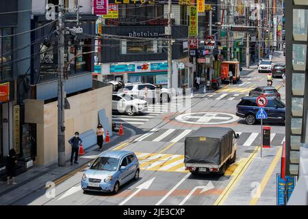 21. Juni 2022-Daegu, Südkorea - Blick auf die geschäftige Stunde im Rodeoviertel der Innenstadt in Daegu, Südkorea. Die südkoreanische Zentralbank sagte am Dienstag, dass sie mit einem schnelleren Anstieg der Inflation als bisher erwartet rechte und möglicherweise den höchsten Stand seit 14 Jahren für dieses Jahr erreichte, da der Preisdruck aufgrund der steigenden Nachfrage und des knappen Angebots steigt. Stockfoto