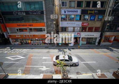 21. Juni 2022-Daegu, Südkorea - Blick auf die geschäftige Stunde im Rodeoviertel der Innenstadt in Daegu, Südkorea. Die südkoreanische Zentralbank sagte am Dienstag, dass sie mit einem schnelleren Anstieg der Inflation als bisher erwartet rechte und möglicherweise den höchsten Stand seit 14 Jahren für dieses Jahr erreichte, da der Preisdruck aufgrund der steigenden Nachfrage und des knappen Angebots steigt. Stockfoto