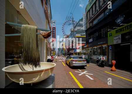 21. Juni 2022-Daegu, Südkorea - Blick auf die geschäftige Stunde im Rodeoviertel der Innenstadt in Daegu, Südkorea. Die südkoreanische Zentralbank sagte am Dienstag, dass sie mit einem schnelleren Anstieg der Inflation als bisher erwartet rechte und möglicherweise den höchsten Stand seit 14 Jahren für dieses Jahr erreichte, da der Preisdruck aufgrund der steigenden Nachfrage und des knappen Angebots steigt. Stockfoto