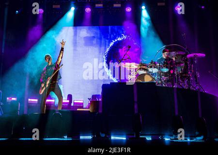 PORTSMOUTH, ENGLAND: Royal Blood treten während des 3. Tages des Victorious Festivals auf der Bühne auf mit: Mike Kerr, Ben Thatcher wo: Portsmouth, Großbritannien Wann: 29 Aug 2021 Credit: Neil Lupine/WENN Stockfoto