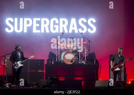 PORTSMOUTH, ENGLAND: Supergrass treten während des 3. Tages des Victorious Festivals auf der Bühne auf mit: Gaz Coombes, Danny Goffey, Mick Quinn wo: Portsmouth, Großbritannien Wann: 29 Aug 2021 Credit: Neil Lupine/WENN Stockfoto