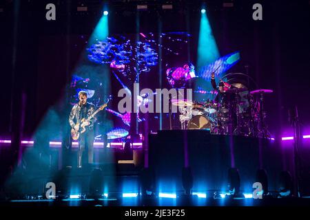 PORTSMOUTH, ENGLAND: Royal Blood treten während des 3. Tages des Victorious Festivals auf der Bühne auf mit: Mike Kerr, Ben Thatcher wo: Portsmouth, Großbritannien Wann: 29 Aug 2021 Credit: Neil Lupine/WENN Stockfoto