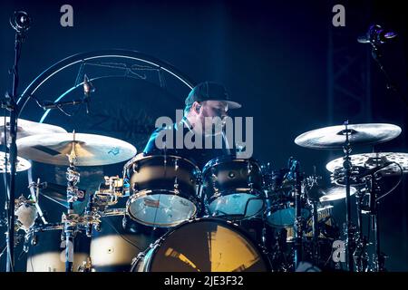 PORTSMOUTH, ENGLAND: Royal Blood treten während des 3. Tages des Victorious Festivals auf der Bühne auf mit: Ben Thatcher wo: Portsmouth, Großbritannien Wann: 29 Aug 2021 Credit: Neil Lupine/WENN Stockfoto