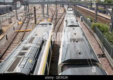 London, Großbritannien. 23.. Juni 2022. Draufsicht auf die Züge der Network Rail. Mehr als 50.000 Mitglieder der RMT (Rail, Maritime and Transport) streiken beim größten Streikausstand seit 30 Jahren in Folge über unbefriedigende Löhne, staatliche Kürzungen und Arbeitsbedingungen. (Bild: © Dinendra Haria/SOPA Images via ZUMA Press Wire) Stockfoto