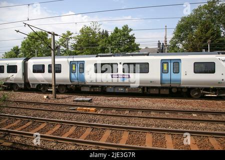 London, Großbritannien. 23.. Juni 2022. Ein Great Western-Zug fährt am Bahnhof Hornsey vorbei. Mehr als 50.000 Mitglieder der RMT (Rail, Maritime and Transport) streiken beim größten Streikausstand seit 30 Jahren in Folge über unbefriedigende Löhne, staatliche Kürzungen und Arbeitsbedingungen. (Bild: © Dinendra Haria/SOPA Images via ZUMA Press Wire) Stockfoto