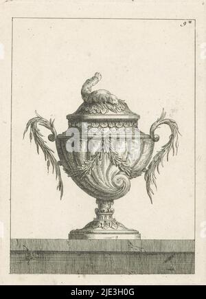 Vase, Cinquieme Suite de Vases (Serientitel), Druck aus einer nummerierten Serie von zwölf Vasen von Allou und Nicolet., Druckerei: Adélaïde Allou, Druckerei: P. Nicolet, Verlag: Pierre François Basan, Druckerei: Frankreich, Druckerei: Paris, Verlag: Paris, 1771, Papier, Radierung, Höhe 193 mm × Breite 140 mm, Höhe 353 mm × Breite 265 mm Stockfoto