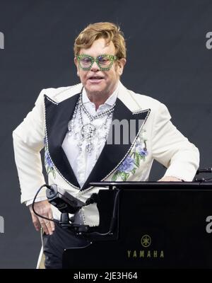 LONDON, GROSSBRITANNIEN. 24. Juni 2022: Elton John tritt im American Express Present BST Hyde Park in London, England, auf. Kredit: S.A.M./Alamy Live Nachrichten Stockfoto