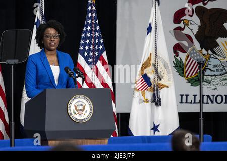 Plainfield, Usa. 24.. Juni 2022. Die Kongressabgeordnete Lauren Underwood spricht bei einer Veranstaltung mit Vizepräsidentin Kamala Harris (nicht abgebildet) im C.W. über die Gesundheitsversorgung von Müttern Avery Family YMCA am Freitag, 24. Juni 2022 in Plainfield, IL. Foto von Christopher Dilts/UPI Credit: UPI/Alamy Live News Stockfoto