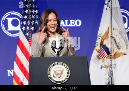 Chicago, USA. 24.. Juni 2022. Vizepräsidentin Kamala Harris nimmt an der NALEO 39. Jahreskonferenz am 24. Juni 2022 im Swissotel in Chicago, Illinois, USA, Teil. Die NALEO-Jahreskonferenz ist eine professionelle Entwicklungsmöglichkeit, die auf gewählte und ernannte Vertreter aus Latino zugeschnitten ist. (Foto: Alexandra Buxbaum Sipa/USA) Quelle: SIPA USA/Alamy Live News Stockfoto