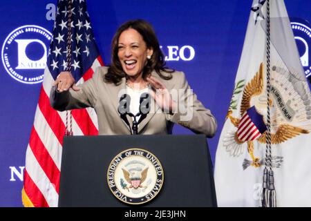 Chicago, USA. 24.. Juni 2022. Vizepräsidentin Kamala Harris nimmt an der NALEO 39. Jahreskonferenz am 24. Juni 2022 im Swissotel in Chicago, Illinois, USA, Teil. Die NALEO-Jahreskonferenz ist eine professionelle Entwicklungsmöglichkeit, die auf gewählte und ernannte Vertreter aus Latino zugeschnitten ist. (Foto: Alexandra Buxbaum Sipa/USA) Quelle: SIPA USA/Alamy Live News Stockfoto