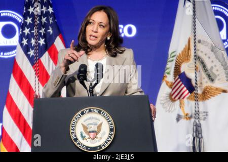 Chicago, USA. 24.. Juni 2022. Vizepräsidentin Kamala Harris nimmt an der NALEO 39. Jahreskonferenz am 24. Juni 2022 im Swissotel in Chicago, Illinois, USA, Teil. Die NALEO-Jahreskonferenz ist eine professionelle Entwicklungsmöglichkeit, die auf gewählte und ernannte Vertreter aus Latino zugeschnitten ist. (Foto: Alexandra Buxbaum Sipa/USA) Quelle: SIPA USA/Alamy Live News Stockfoto