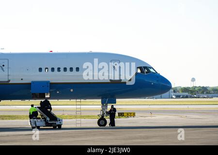 Chicago, USA. 24.. Juni 2022. Am Freitag, den 24. Juni 2022 in Chicago, IL, inspizieren Militärhilfen das Fahrgestell der Air Force Two am Midway Airport. (Foto von Christopher Dilts/Sipa USA) Quelle: SIPA USA/Alamy Live News Stockfoto