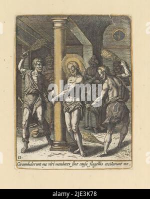 Geseling, Passio et Resurrectio D.N. Iesu Christi. Edita et excusa ab Ad. Collaert (Serientitel zum Objekt), Flogging of Christ. Teil der Druckereiserie über die Passion Christi: Passio et reresurstio D.N. Iesu Christi. Edita et excusa ab Ad. Collaert. In Druckalbum mit zwei Serien von 34 bzw. 24 Stichen, die Szenen aus dem Leben und der Passion Christi darstellen., Druckerei: Adriaen Collaert, Designer: Adriaen Collaert, (zugeschrieben), Maerten de Vos, (zugeschrieben), Antwerpen, c. 1580 - c. 1590, Papier, Gravur, Höhe 85 mm × Breite 66 mm Stockfoto