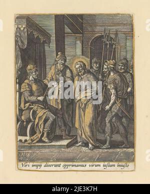 Christus vor Herodes, Passio et reresurstio D.N. Iesu Christi. Edita et excusa ab Ad. Collaert (Serientitel auf Objekt), Christus vor Herodes. Teil der Druckereiserie über die Passion Christi: Passio et reresurstio D.N. Iesu Christi. Edita et excusa ab Ad. Collaert. In Druckalbum mit zwei Serien von 34 bzw. 24 Stichen, die Szenen aus dem Leben und der Passion Christi darstellen., Druckerei: Adriaen Collaert, Designer: Adriaen Collaert, (zugeschrieben), Maerten de Vos, (zugeschrieben), Antwerpen, c. 1580 - c. 1590, Papier, Gravur, Höhe 85 mm × Breite 66 mm Stockfoto