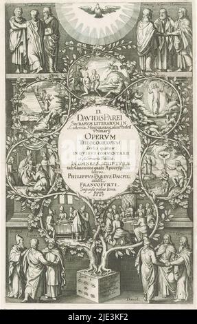 Weinreben mit Szenen aus dem Alten und Neuen Testament, Titelseite für: David Pareus, Operum Theologicorum Partes quatuor, 1647, Weinreben mit sieben Szenen aus dem Alten und Neuen Testament: Der Fall, Jakobs Leiter, Isaaks Beschneidung, das Opferlamm beim Passahfest, das Letzte Abendmahl, die Taufe Christi und die Verwandlung Christi. In der Mitte der Titel. Oben und unten in Dreiergruppen befinden sich die Propheten Jesaja, Jeremia, Hesekiel und Daniel, die vier Evangelisten und die Kirchenväter Ambrose, Augustinus, Hieronymus und Gregor. Mittelpunkt über einer Taube im Halo, das den Heiligen Geist symbolisiert Stockfoto