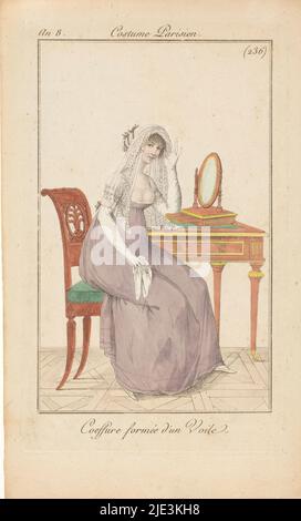 Junge Frau mit Schleier, Coeffure formée d'un Voile (Titel auf Objekt), Junge Frau mit Schleier, Toilettenmachen am Tisch. Druck aus dem Modemagazin Journal des Dames et des Modes, Costume Parisien, an 8 1799-1800, no 236., Druckerei: Anonym, Frankreich, 1799 - 1801, Papier, Ätzung, Höhe 175 mm × Breite 115 mm Stockfoto