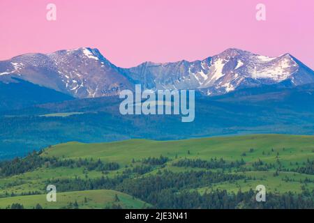 Licht vor der Dämmerung über der Feuersteinbachkette in der Nähe von Garrison, montana Stockfoto