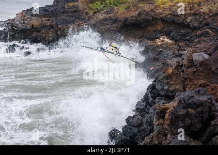 Boot stürzte nach starkem Sturm an der Küste ab, Maui, Hawaii, USA. Stockfoto