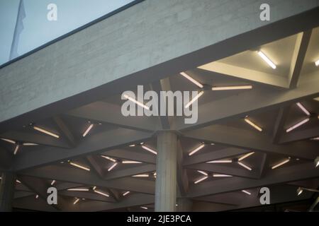 Leichtes Design. Beleuchtungseinrichtungen an der Decke. Architekturdetails. Leuchtstofflampen. Stockfoto