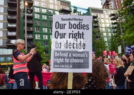 London, Großbritannien. 24.. Juni 2022. Während der Demonstration ist ein Plakat zu sehen, auf dem steht: „Unser Körper, unser Recht zu entscheiden“. Demonstranten versammelten sich vor der US-Botschaft in London, als der Oberste Gerichtshof Roe gegen Wade umkippt und den Weg für das Abtreibungsverbot in einem Großteil der USA ebnet. Kredit: SOPA Images Limited/Alamy Live Nachrichten Stockfoto