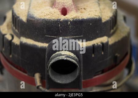 Öffnung für Staubsauger. Staubsauger im Staub. Industrieller Staubsammler. Stockfoto