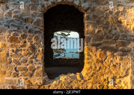 FENSTERÖFFNUNGEN ST. VINCENT GOTISCHE KIRCHE ÜBERRESTE DER ALTSTADT CAP DE TOSSA TOSSA DE MAR COSTA BRAVA GERONA KATALONIEN SPANIEN Stockfoto