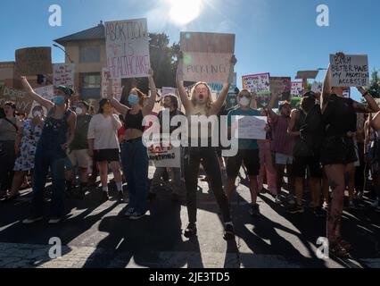 Sacramento, CA, USA. 24.. Juni 2022. Abtreibungsrechtbefürworter, 'Hände weg von unseren Körpern', Block I Street in der Nähe des Robert T. Matsui United States Courthouse in Sacramento, Freitag, 24. Juni 2022. (Bild: © Paul Kitagaki Jr./ZUMA Press Wire) Stockfoto