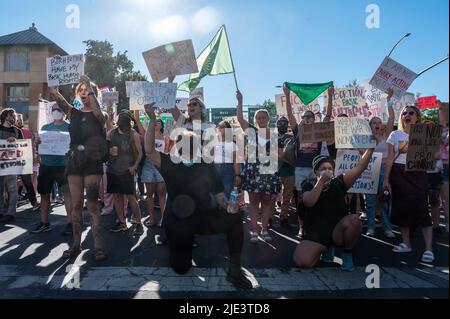Sacramento, CA, USA. 24.. Juni 2022. Abtreibungsrechtbefürworter, 'Hände weg von unseren Körpern', Block I Street in der Nähe des Robert T. Matsui United States Courthouse in Sacramento, Freitag, 24. Juni 2022. (Bild: © Paul Kitagaki Jr./ZUMA Press Wire) Stockfoto