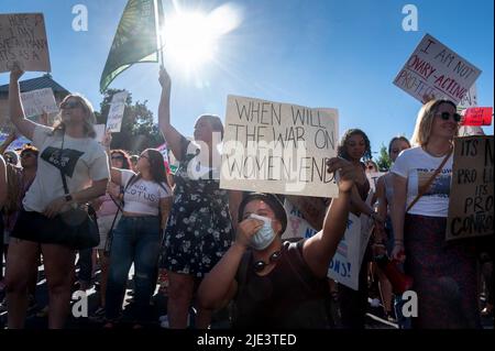 Sacramento, CA, USA. 24.. Juni 2022. Abtreibungsrechtbefürworter, 'Hände weg von unseren Körpern', Block I Street in der Nähe des Robert T. Matsui United States Courthouse in Sacramento, Freitag, 24. Juni 2022. (Bild: © Paul Kitagaki Jr./ZUMA Press Wire) Stockfoto